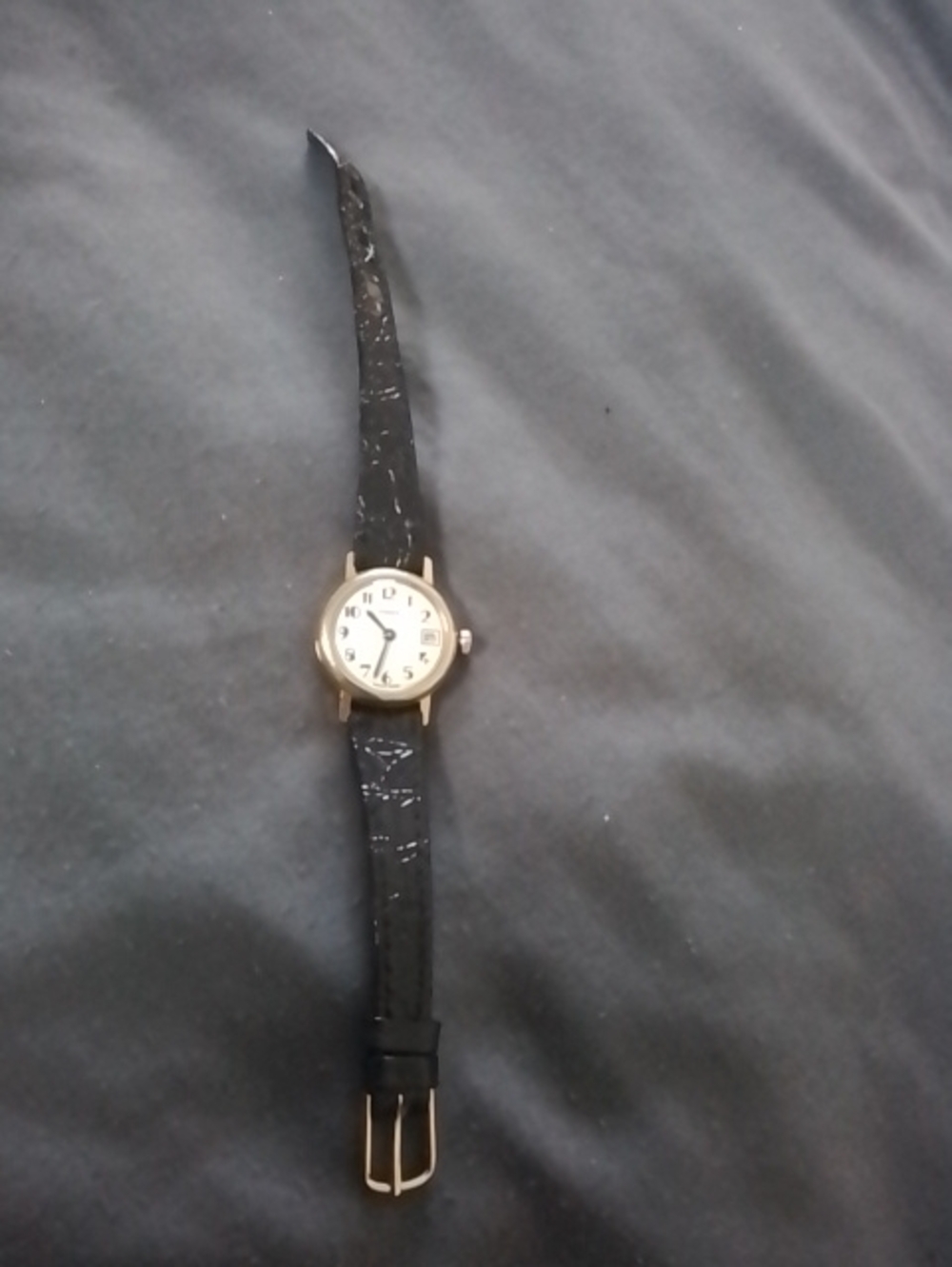 Classic Round Face Wristwatch in Black and Gold Swiss